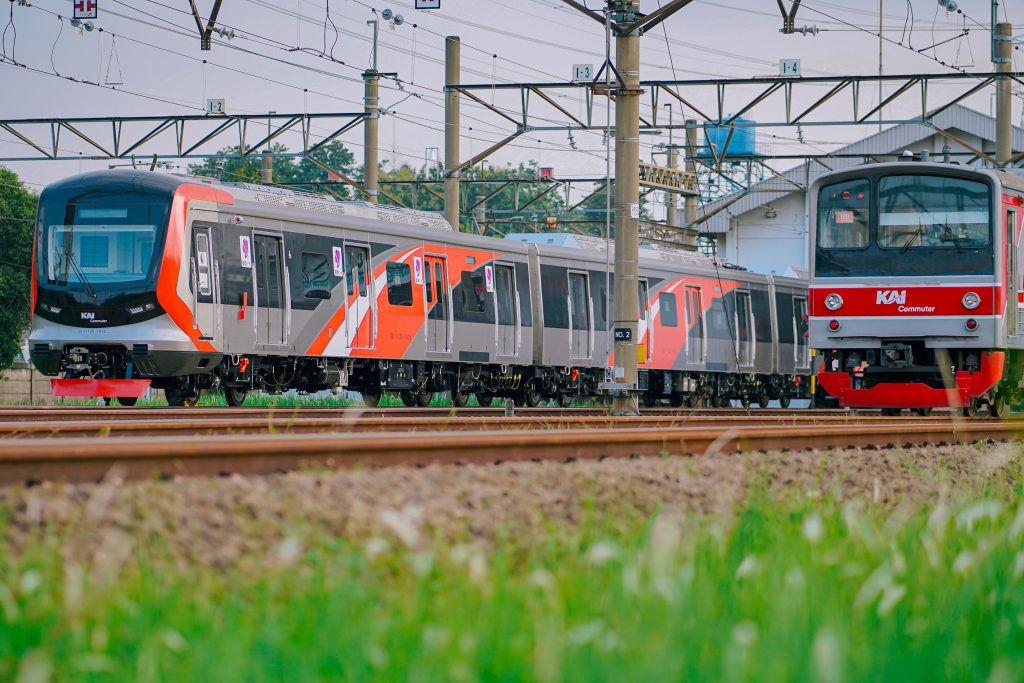 krl-canggih-buatan-china-mulai-beroperasi-penumpang-nikmati-perjalanan-lebih-nyaman-dan-senyap